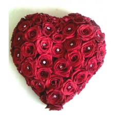 Aranjament inima de trandafiri rosii